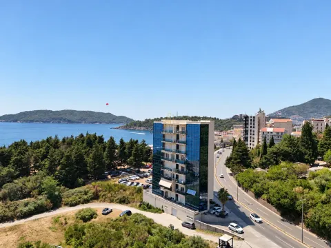 Pogled iz vazduha na okolinu zgrade i obalu mora. - image 15