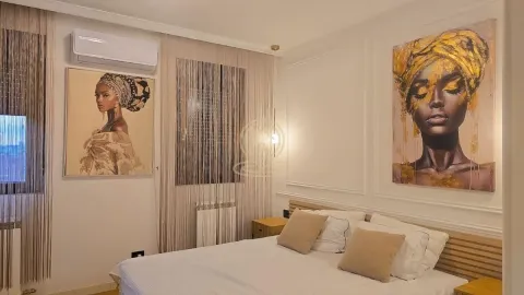 Moderna spavaća soba sa bračnim krevetom i ukrasnim umetničkim slikama na zidu. - image 8