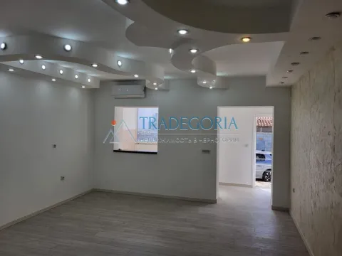 Prazna dnevna soba sa spuštenim plafonom i dekorativnom rasvjetom. - image 7