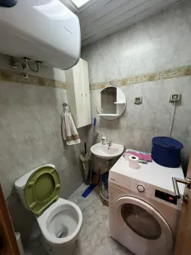 Malo kupatilo sa veš mašinom, lavaboom i toaletom. - image 10