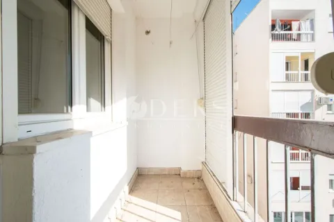 Manji zastakljeni balkon sa keramičkim pločicama na podu i pogledom na okolne zgrade. - image 10