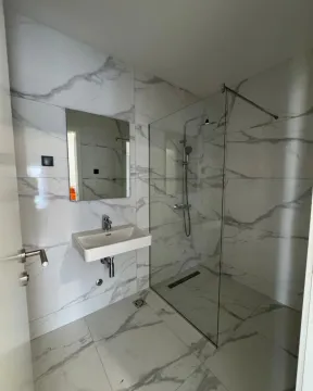 Moderne kupatilo sa tuš kabinom i umivaonikom u mermernom dezenu. - image 8