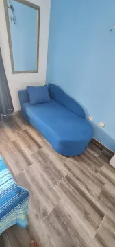 Manja soba sa krevetom i ogledalom na zidu. - image 10