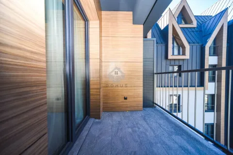 Moderan balkon sa drvenom oblogom na zidu i metalnom ogradom. - image 10