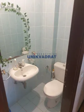 Manje kupatilo obloženo pločicama sa umivaonikom, ogledalom i toaletom. - image 17