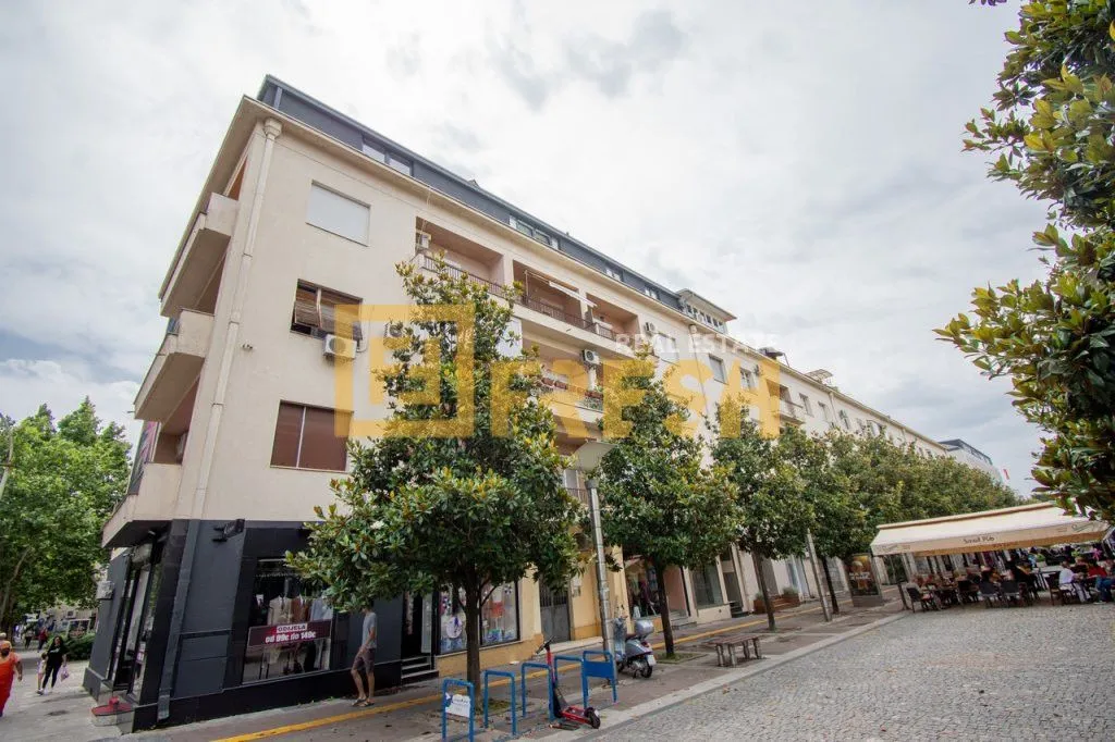 Prodaja, dvosoban stan, 75m², Centar, Podgorica