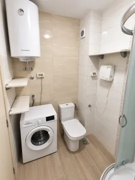 Manje kupatilo sa tuš kabinom, WC šoljom, mašinom za veš i bojlerom. - image 8