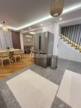 Dnevni boravak sa trpezarijom i stepeništem u pozadini. - image 10