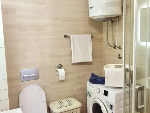 Izdavanje, dvosoban stan, 50m², Dobrota, Kotor - image 9