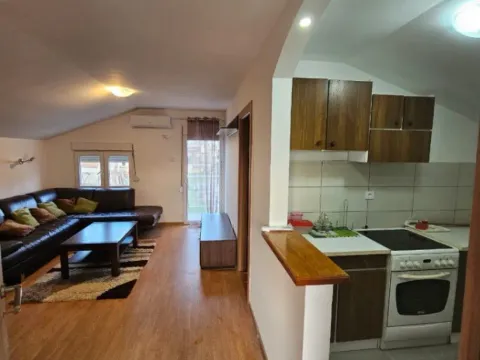 Izdavanje, dvosoban stan, 50m², Stari Aerodrom, Podgorica - image 8