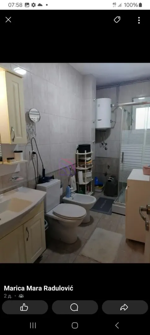 Bathroom equipped with sanitary ware, shower cabin and water heater.