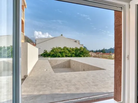 Sale, two bedroom apartment, 60m², Petrovac, Budva - image 21