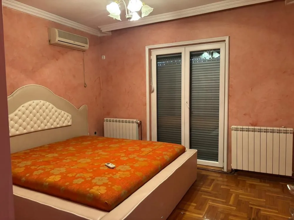 Bedroom with a double bed, air conditioning, and access to the terrace.