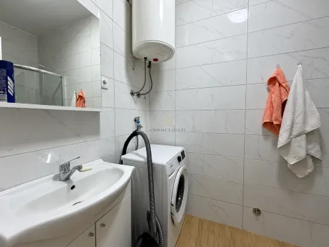 Kupatilo sa umivaonikom, mašinom za veš, ogledalom i bojlerom na zidu. - image 6