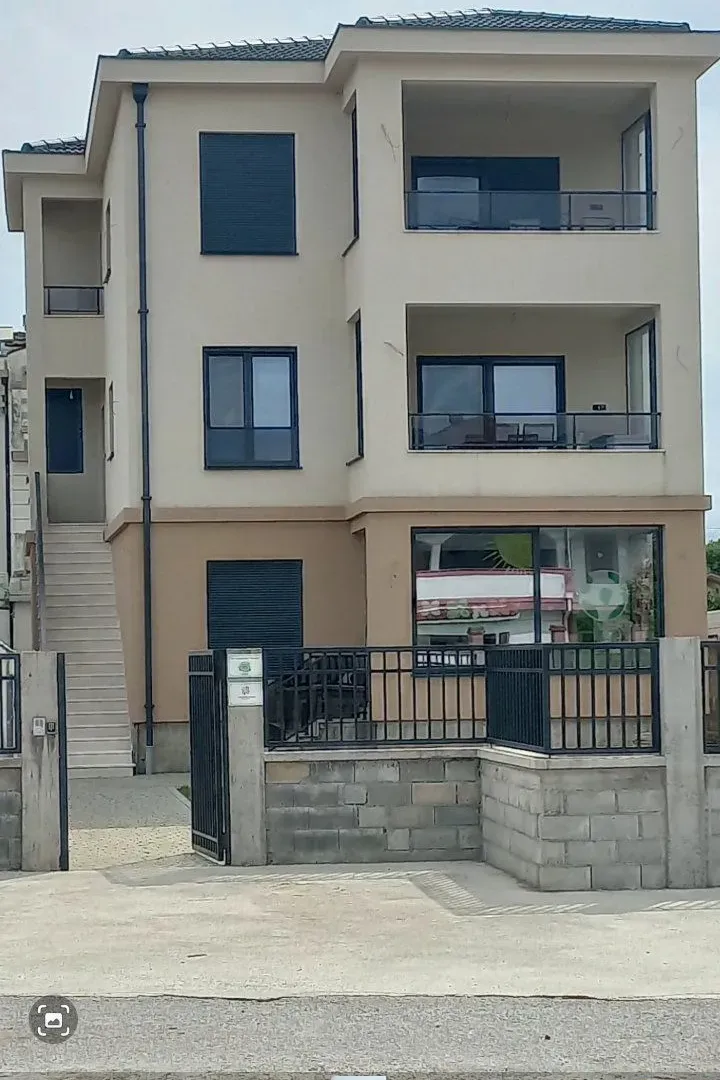Izdavanje, kuća, 180m², Gornja Gorica, Podgorica