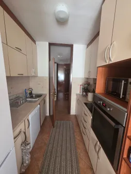Manja opremljena kuhinja sa ugrađenim elementima i tehnikom. - image 4