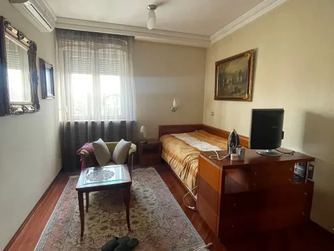 Izdavanje, četvorosoban stan, 135m², Vračar Sve Podlokacije, Beograd - image 9