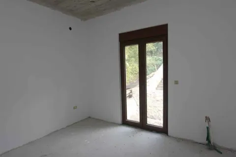 Prazna soba u sivoj fazi sa balkonskim vratima. - image 13