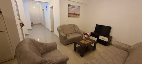 Dnevna soba sa garniturom za sjedenje, stočićem i televizorom. - image 6