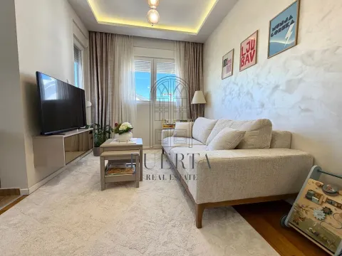 Moderno opremljena dnevna soba sa garniturom i televizorom. - image 3