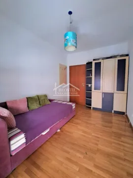 Dečja soba sa krevetom i ormarom. - image 7