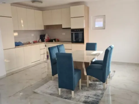 Izdavanje, trosoban stan, 150m², Gradiošnica, Tivat - image 9