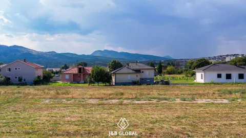 Pogled na kuće i okolni pejzaž sa brdima u pozadini. - image 3
