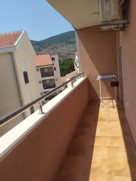 Manji natkriveni balkon sa pogledom na okolne zgrade i brda. - image 12