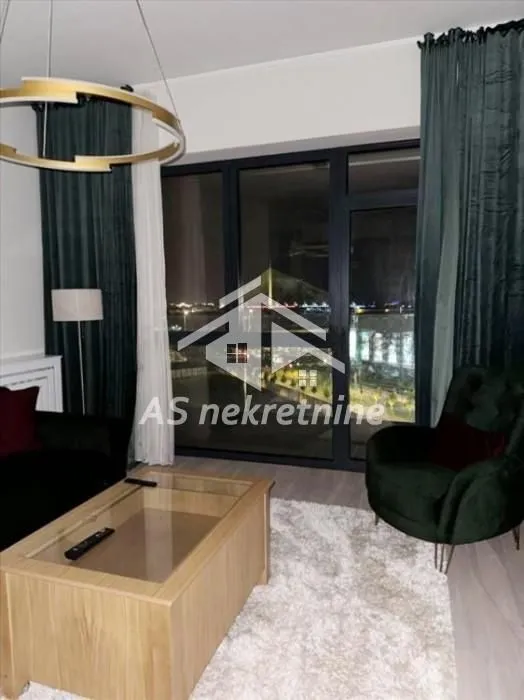 Izdavanje, trosoban stan, 83m², Savski Venac, Beograd