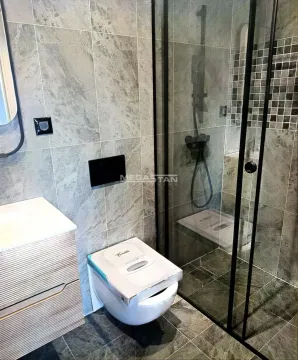 Moderno opremljeno kupatilo sa tuš kabinom i keramičkim pločicama. - image 8
