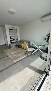 Dnevna soba sa garniturom, trpezarijskim stolom i policom za knjige. - image 3