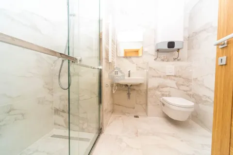 Kupatilo sa tuš kabinom, umivaonikom i wc šoljom obloženo mermernim pločicama. - image 14