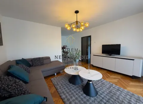 Dnevna soba sa ugaonom garniturom, stočićima i televizorom. - image 12
