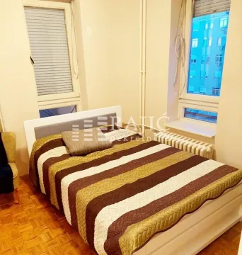 Furnished bedroom with a double bed. - image 3