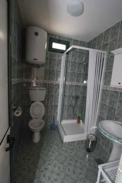 Jednostavno kupatilo sa tuš kabinom i sivo-zelenim pločicama. - image 37