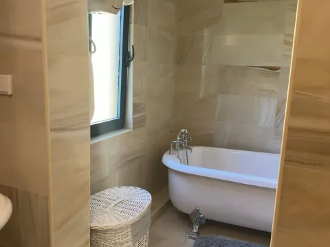 Izdavanje, kuća, 176m², Lastva Grbaljska, Kotor - image 19