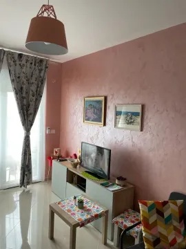 Dnevna soba sa garniturom, televizorom i trpezarijskim stolom. - image 3