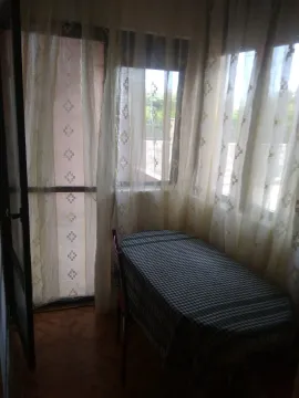 Zastakljeni balkon sa stolom i stolicama pored prozora sa zavjesama. - image 5