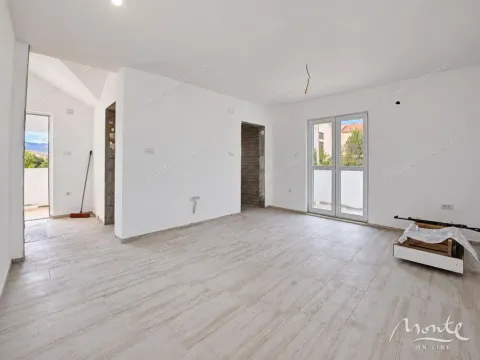 Neopremljena prostorija u izgradnji sa keramičkim pločicama na podu i balkonskim vratima. - image 24
