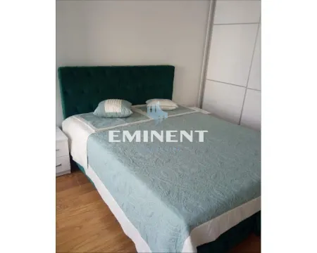 Nameštena spavaća soba sa bračnim krevetom i ugradnim ormarom. - image 8