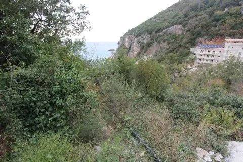 Zeleni plac na uzvišenju sa pogledom na more i okolna brda. - image 3