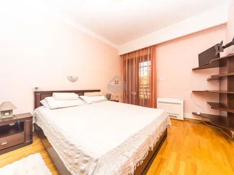 Izdavanje, trosoban stan, 140m², Centar, Podgorica - image 8