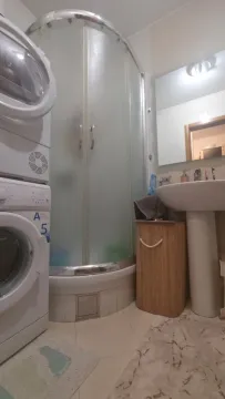 Kupatilo sa tuš kabinom, umivaonikom i mašinom za pranje veša. - image 5