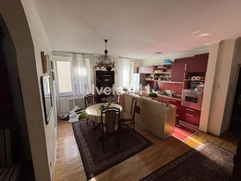 Kuhinja sa trpezarijom i drvenim nameštajem. - image 12