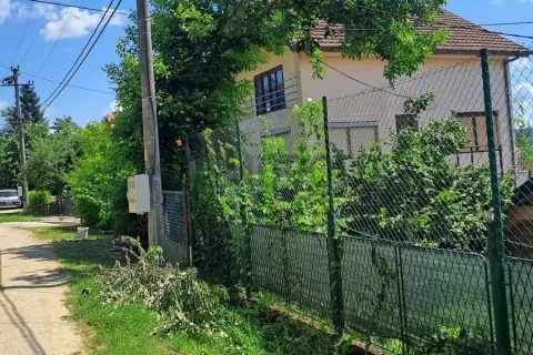 Pogled na kuću sa dvorištem i ogradom pored puta. - image 5