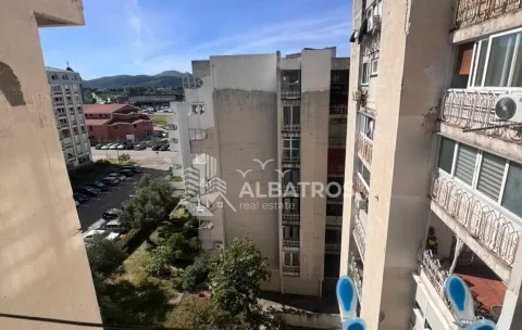 Pogled sa prozora na okolne zgrade i ulicu. - image 2