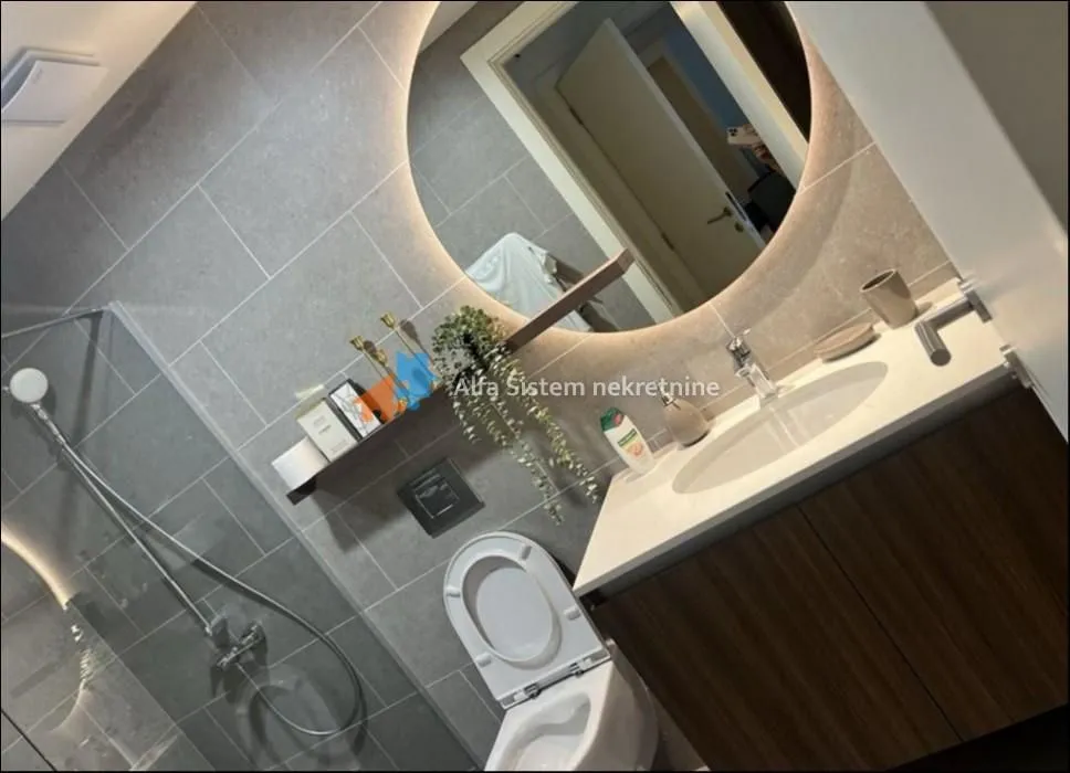 Izdavanje, trosoban stan, 74m², Savski Venac, Beograd