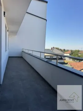 Prostrana natkrivena terasa sa metalnom ogradom i pogledom na okolinu. - image 10