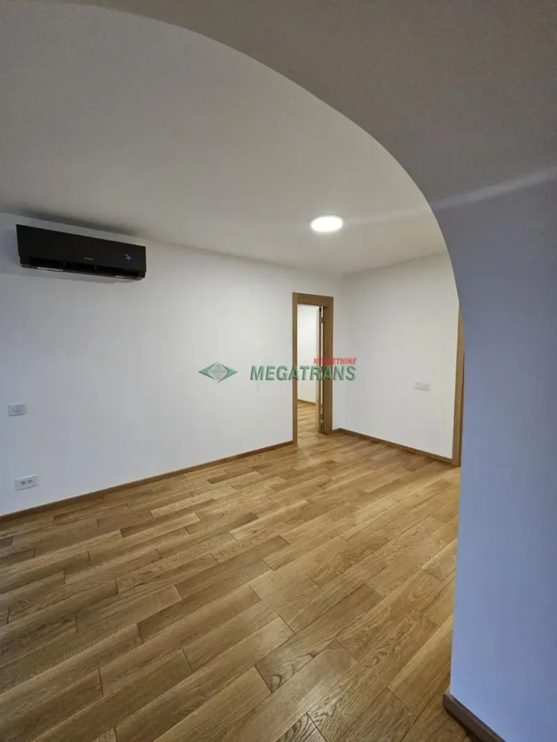 Izdavanje, četvorosoban stan, 124m², Centar, Novi Sad