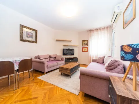 Izdavanje, jednosoban stan, 40m², Blok 6, Podgorica
